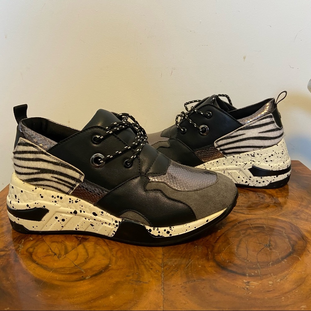 Almost new, pattern wedges- very comfy